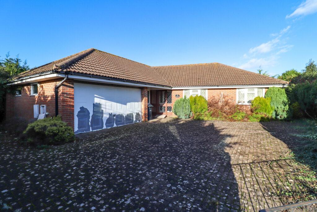 St Thomas Avenue, Hayling Island 2 bed detached bungalow for sale £