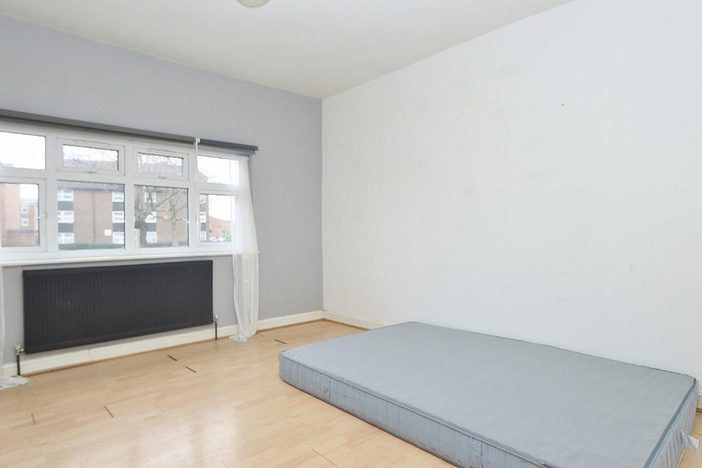 Straight Road, Harold Hill, RM3 4 bed semidetached house to rent £