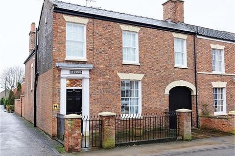 4 bedroom end of terrace house for sale, Queen St, Horncastle, Lincs, LN9 6BD