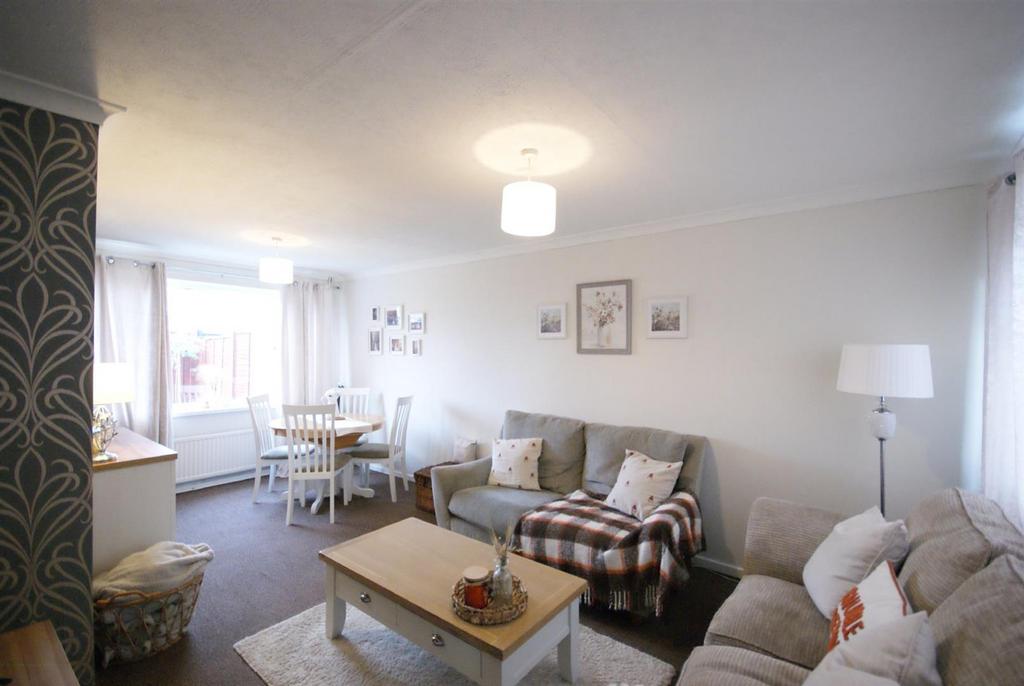 Larchwood Crescent, Birchwood 2 bed end of terrace house £750 pcm (£