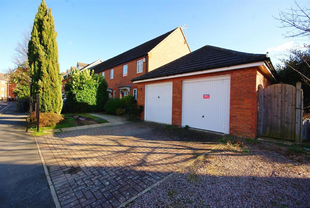 Riverside Drive, Lincoln, LN5 Garage £100 pcm (£23 pw)