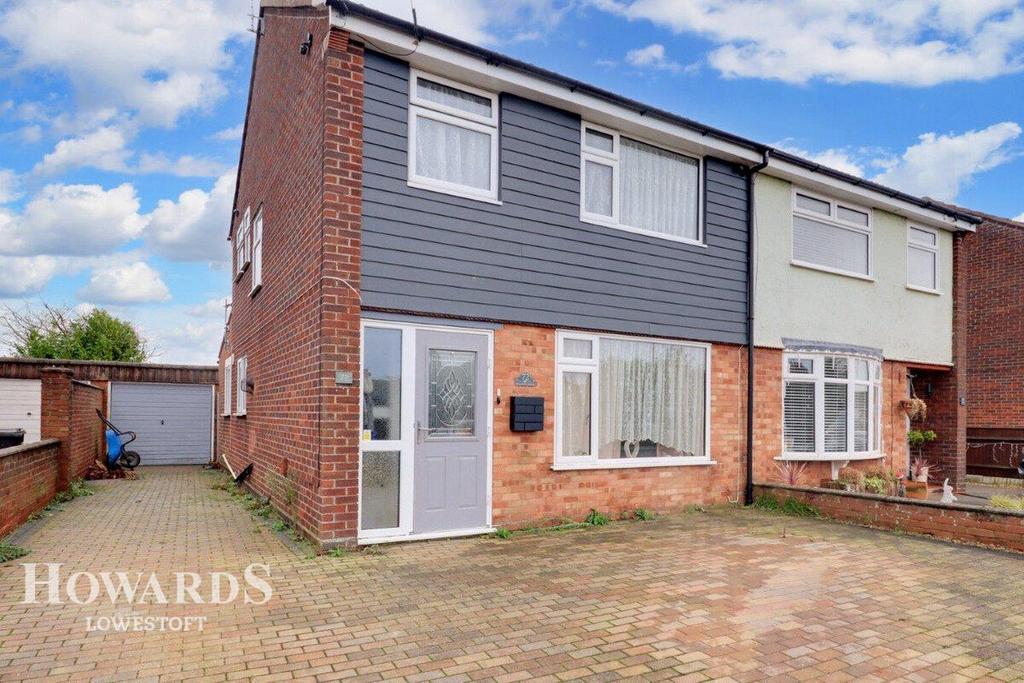 Hillcrest Drive, Lowestoft 3 bed semidetached house for sale £255,000