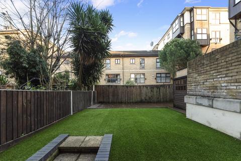 8 De Quincey Mews, London, E16 1SU