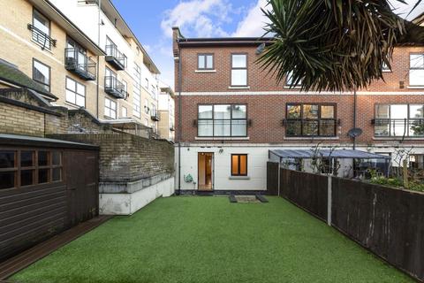 8 De Quincey Mews, London, E16 1SU