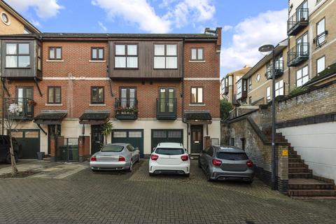 8 De Quincey Mews, London, E16 1SU