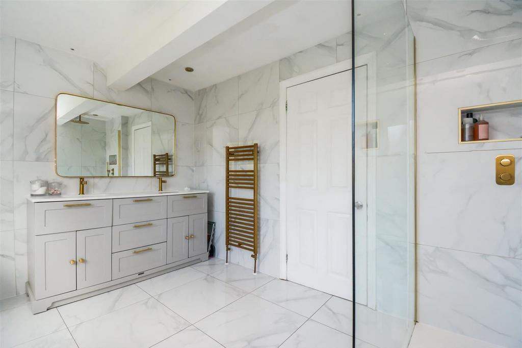 BATHROOM (2).jpg