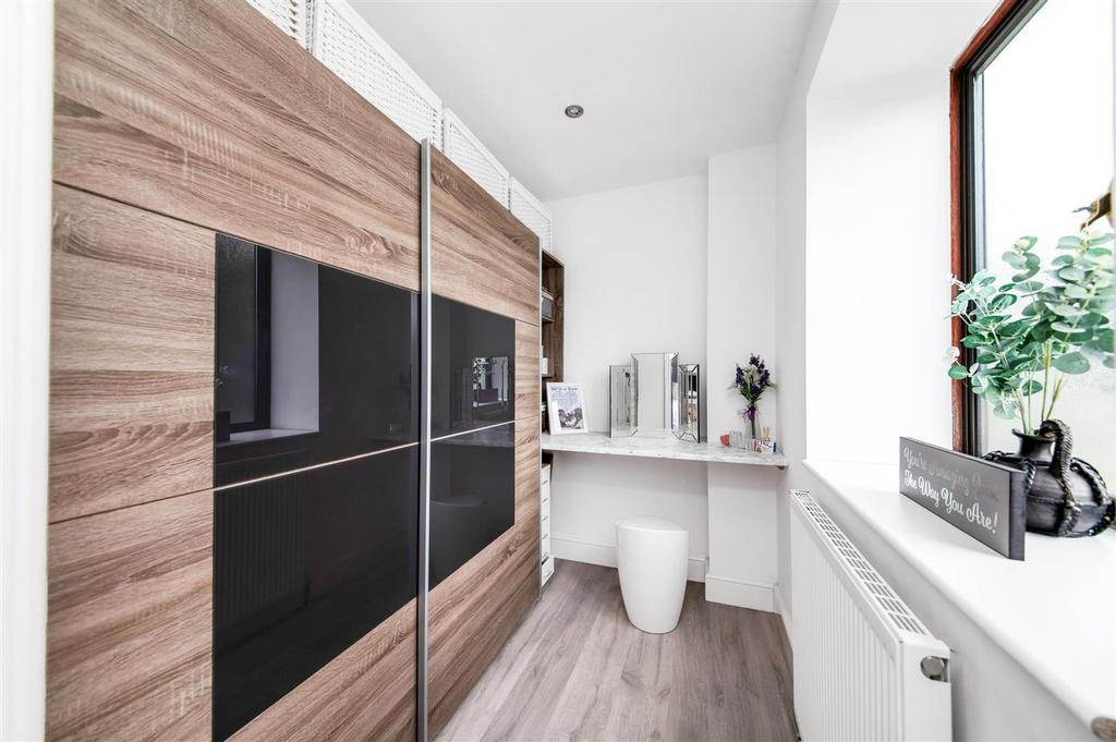 Walk  in wardrobe/dressing room