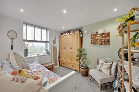 105 Burn Road, Huddersfield, HD2 2EG