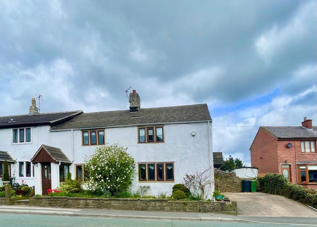 New Hey Road, Huddersfield, HD3 4 bed terraced house for sale £295,000