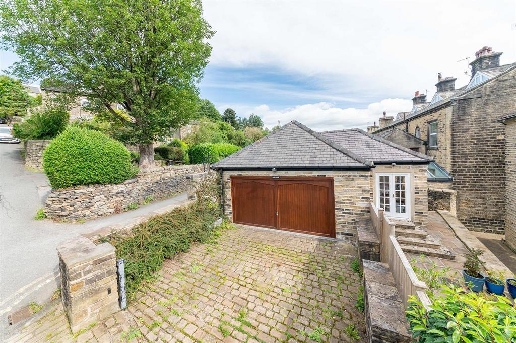 Detached garage