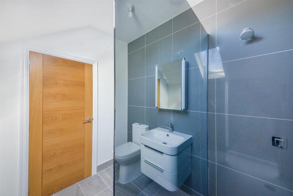 ENSUITE SHOWER ROOM BED 1.jpg