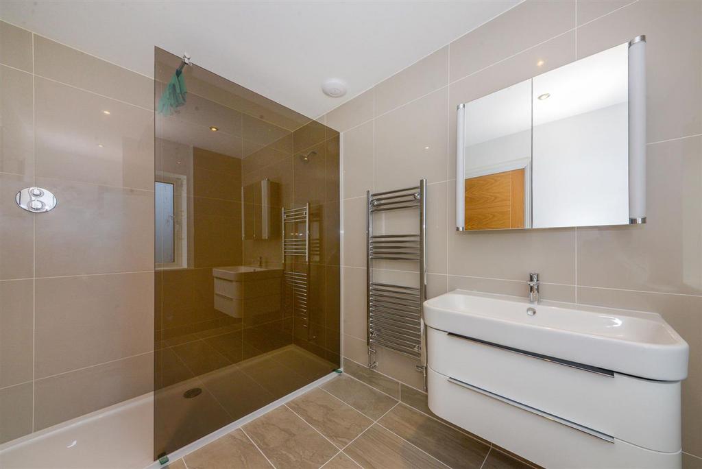 ENSUITE SHOWER ROOM BED 2.jpg