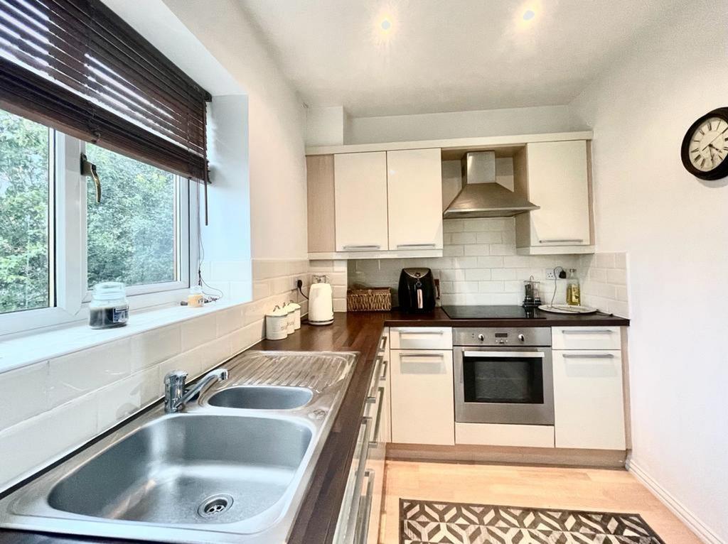 Greenlea Court, Huddersfield, HD5 2 bed apartment for sale £115,000