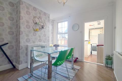 2 bedroom terraced house to rent, Victoria Street, Dunstable, LU6