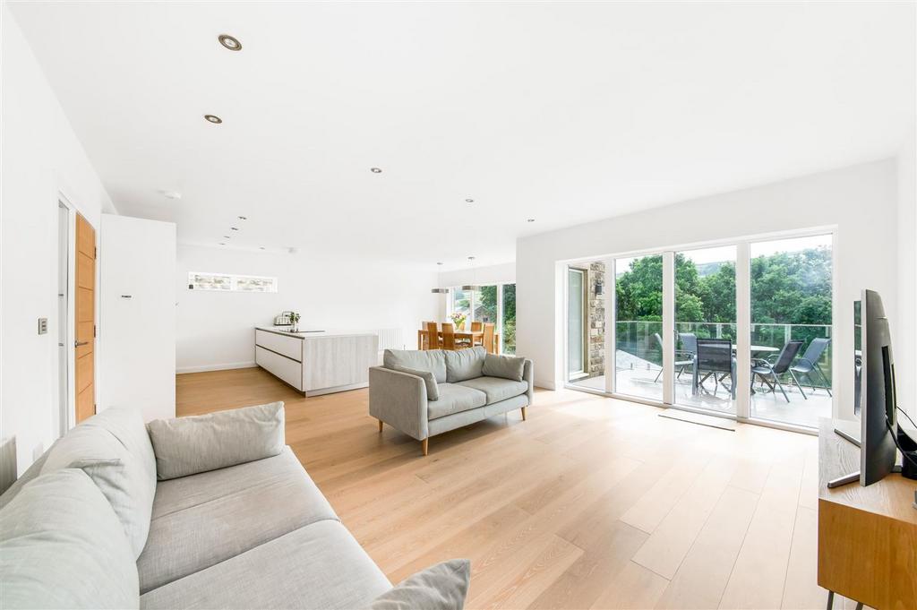 Open plan dining/kitchen