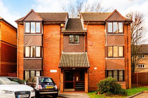 Studio to rent, Godolphin Close, Palmers Green