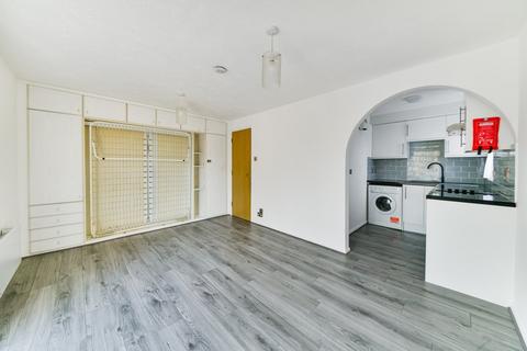 Studio to rent, Godolphin Close, Palmers Green