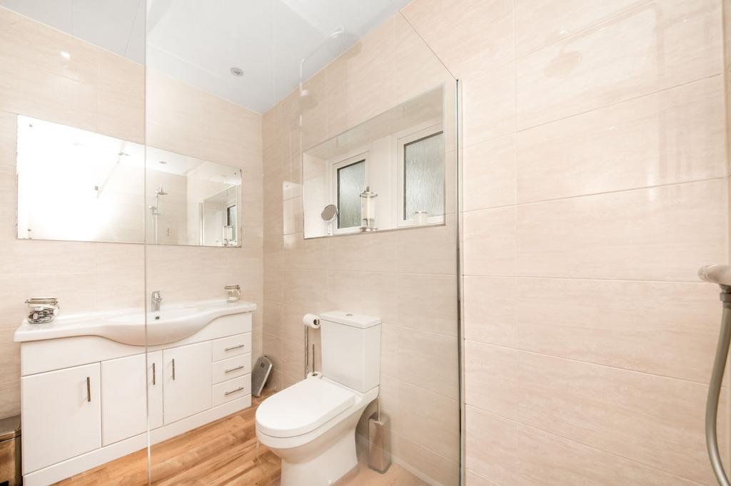 Bed one en suite 1