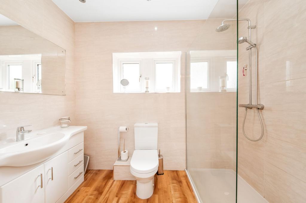 Bed one en suite 2
