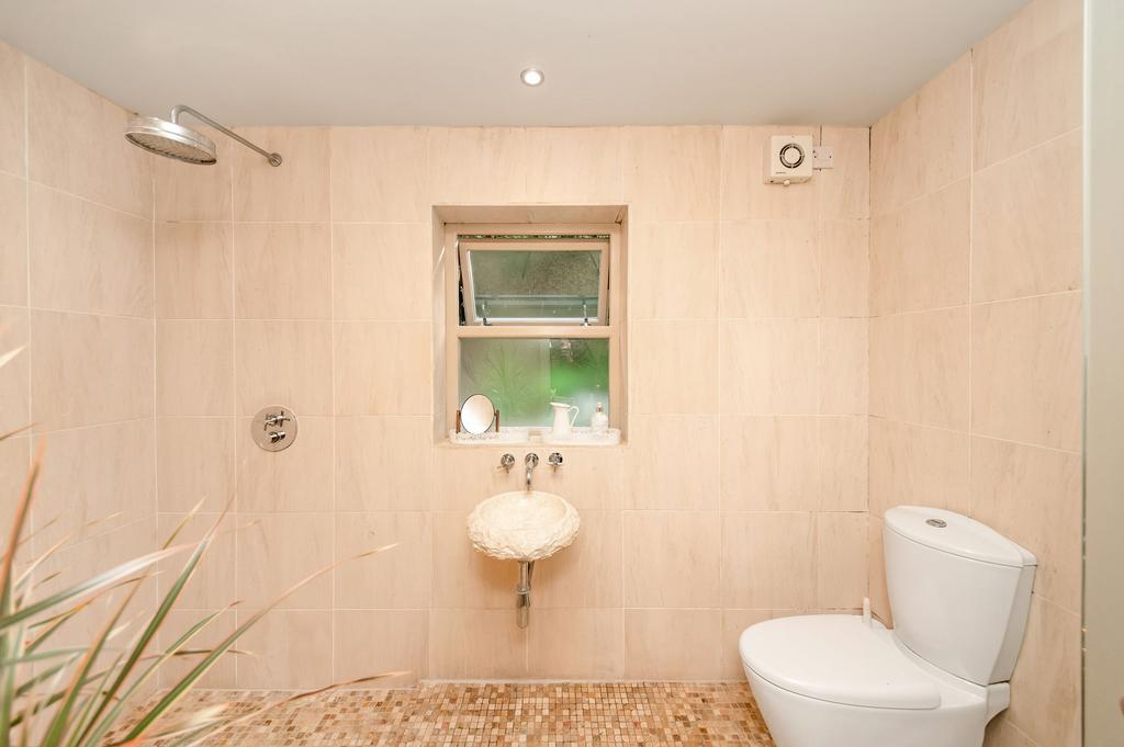 En suite to bedroom one