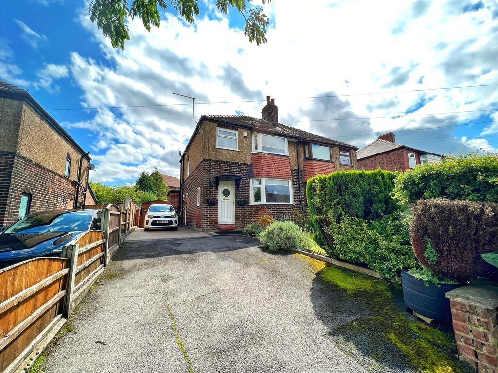 Huddersfield Road, Carrbrook, Stalybridge, SK15 3 bed semidetached