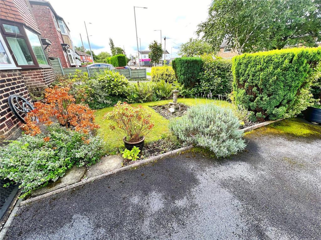 Huddersfield Road, Carrbrook, Stalybridge, SK15 3 bed semidetached