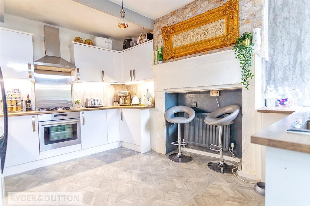 Stamford Road, Mossley, OL5 5 bed terraced house for sale £240,000