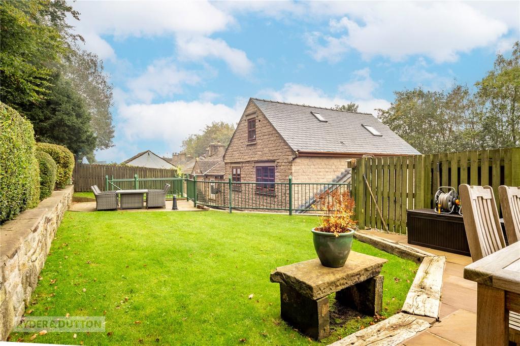 Lees Road, Mossley, OL5 4 bed detached house for sale £550,000