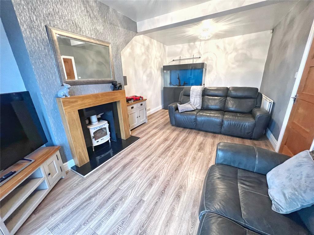 Stockport Road, Mossley, OL5 3 bed detached house for sale £350,000