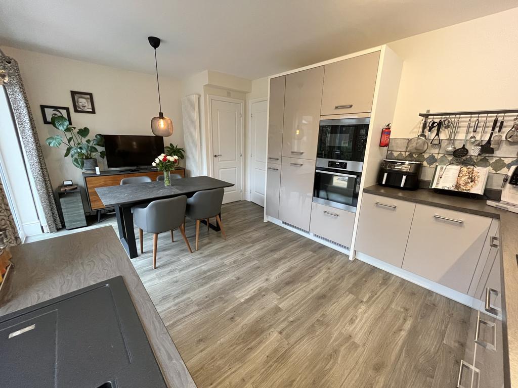 Kitchen   Dining Area