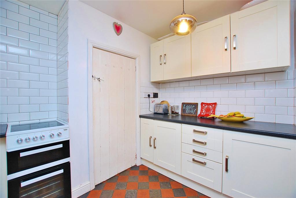 High Path Road, Guildford, Surrey... 3 bed detached house £2,050 pcm