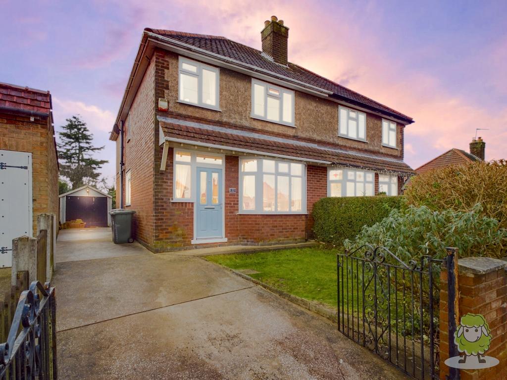 33 The Knoll, Mansfield 3 bed semidetached house £180,000