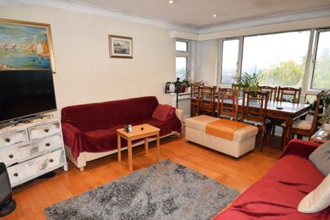 2 bedroom flat for sale, Meadway Court, The Ridings, Ealing W5
