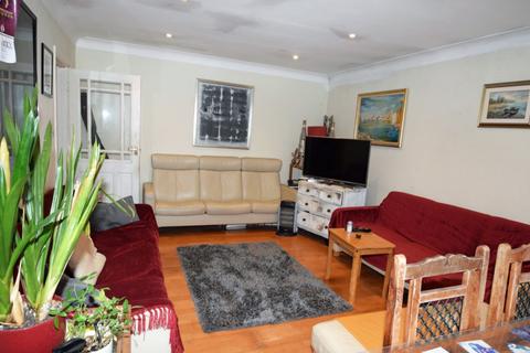 2 bedroom flat for sale, Meadway Court, The Ridings, Ealing W5