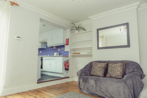 4 bedroom terraced house to rent, Denzil Road, Guildford