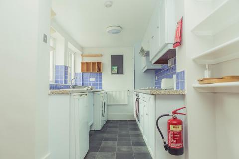 4 bedroom terraced house to rent, Denzil Road, Guildford