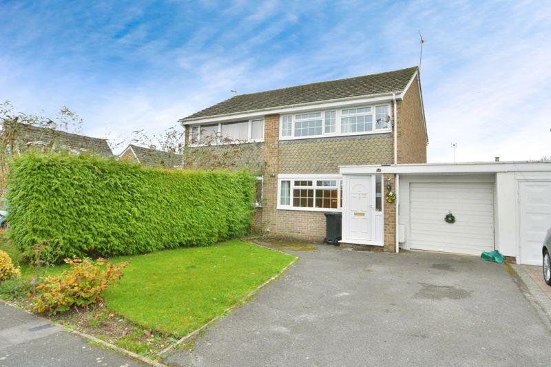Deansfield, Cricklade, Wiltshire 3 bed semidetached house for sale £