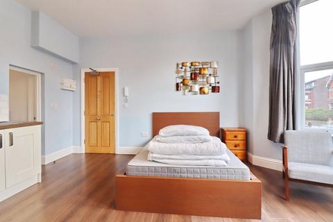 1 bedroom flat for sale, Victoria Crescent, Manchester M30