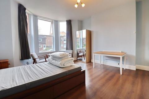 1 bedroom flat for sale, Victoria Crescent, Manchester M30