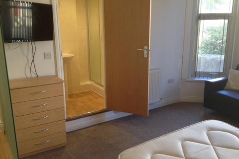 Studio to rent - 8 Whitefield Terrace, Flat 1