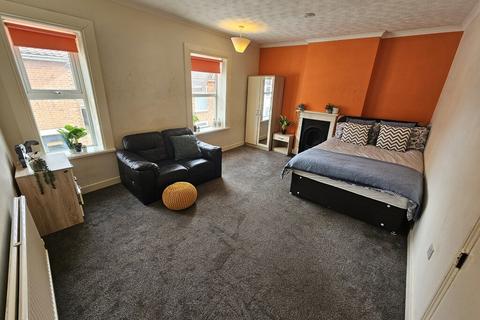 1 bedroom in a house share to rent - St Nicholas Street - UF