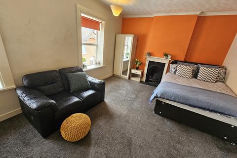 1 bedroom in a house share to rent, St Nicholas Street - DB