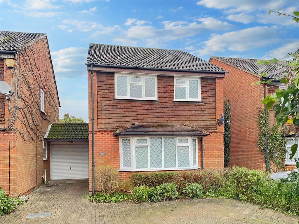 Walton Park Lane, Walton on Thames, Surrey 4 bed detached house to rent