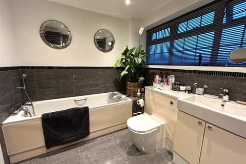 3 Forge Close, Bromley, BR2 7LP