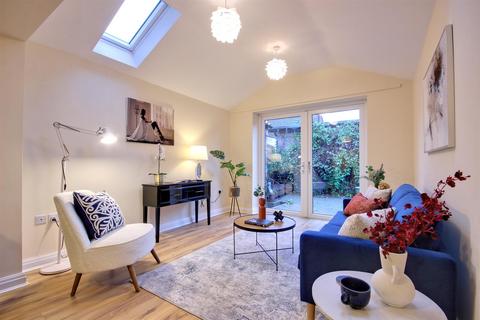 2 bedroom semi-detached house for sale - St Martins Court, Lairgate, Beverley