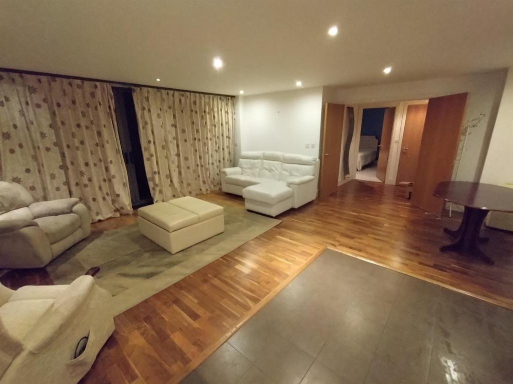 Living area 2.jpg