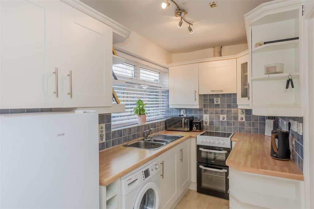 Castle Ings Drive, Farnley, Leeds 3 bed semidetached bungalow for sale