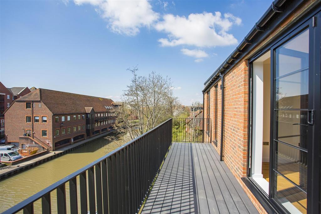 Lyons Crescent, Tonbridge TN9 2 bed apartment for sale £475,000