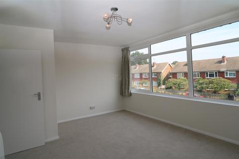 3 bedroom flat to rent, York Parade, Tonbridge TN10