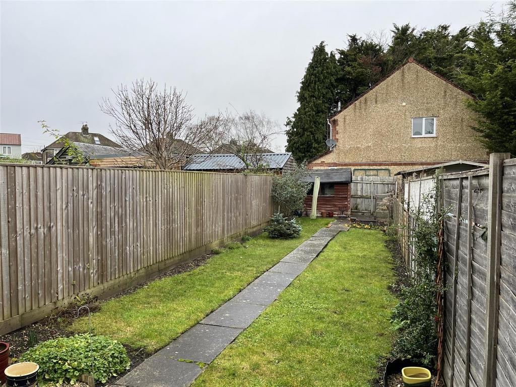 Hawthorn Road, Chippenham SN15 3 bed terraced house for sale £270,000